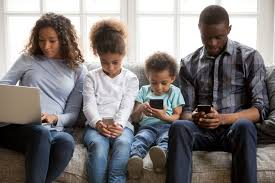 The Role of Privacy in Media Figures’ Relationships – Balancing Fame with Keeping Family Pictures Private